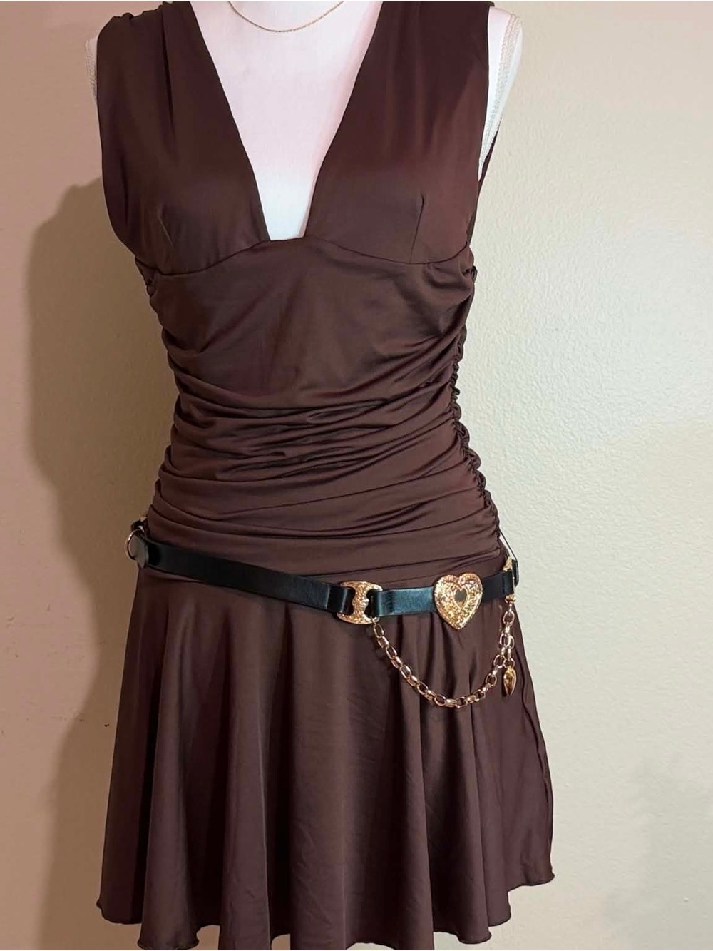 Sleeveless Brown V-Neck Dress with Gold Heart Chain Belt